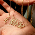 Detalle del collar de gatos personalizado con varios nombres